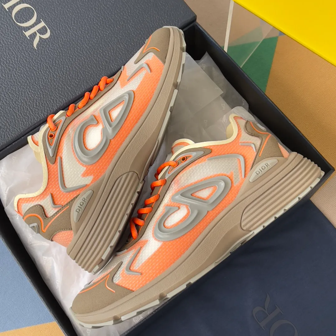 [DIOR] P: 560💰 Men's 39-44 (customized at 45.46) Dior Dior B30 series Countdown technology sneakers casual dad shoes This B30 Countdown technology sneaker is a new product in the 2026 spring men's wear series. The sports silhouette combines high-end logos and technological performance, making it unique. Lightweight and comfortable, it's inspired by modern running and crafted from materials like white and gray N30 nylon, a breathable technical fabric with multiple layers of translucence. Decorated with navy blue injection molded rubber panels and a graphic reinterpretation of the CD30 logo to enhance the style. Rubber Dior B30 and CD30 logos on the tongue and backside. The textured-effect sole is made from elastic rubber and foam and features classic details for ideal comfort. Can be matched with sportswear and casual outfits to create a sophisticated look. Exquisite packaging at the delivery counter 🛍📦 ▪️Fabric: original customized technical fabric + mesh ▪️Inner lining: customized breathable lining ▪️Outsole: original molded IP foam + TPU outsole ▪️Insole thickness: 3.5CM